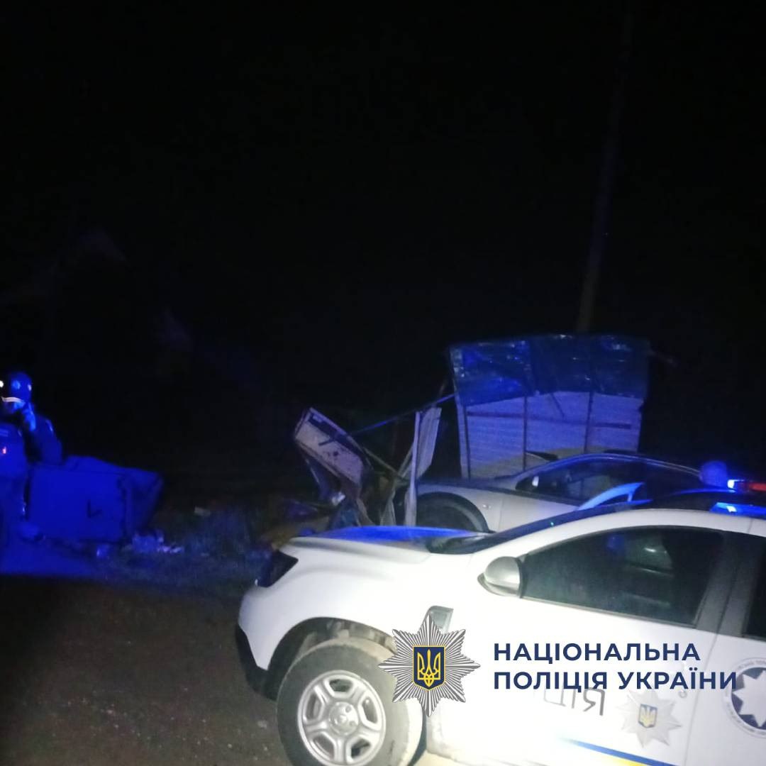 Врізався у баки для сміття п'яний водій на Kia Sorento: Новини Харкова